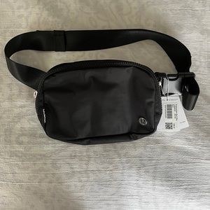 NWT Lululemon Everywhere Beltbag